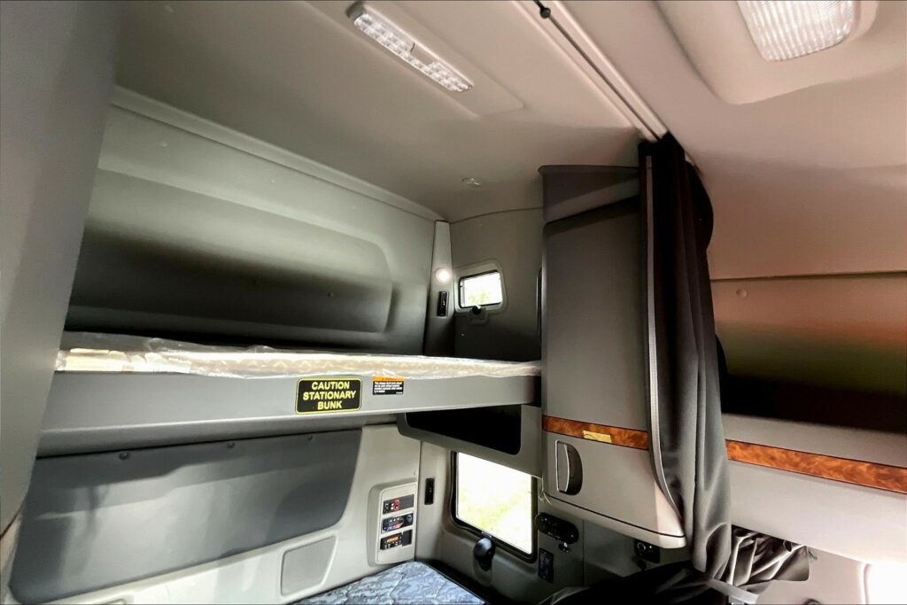 2021 CUM LT625 6×4 Sleeper