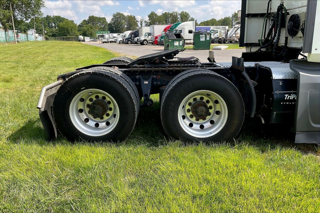 2021 CUM LT625 6×4 Sleeper