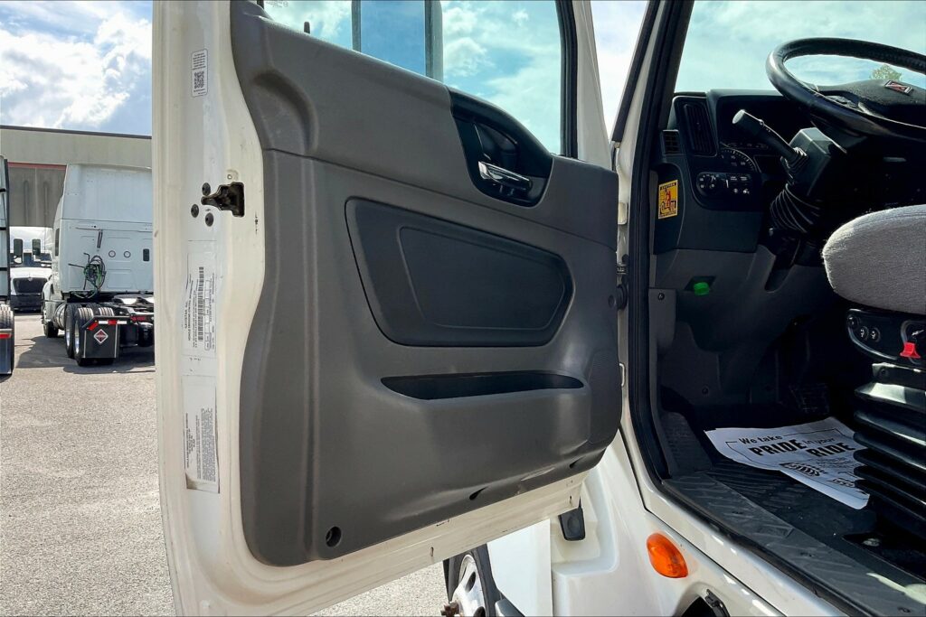 2021 CUM LT625 6×4 Sleeper