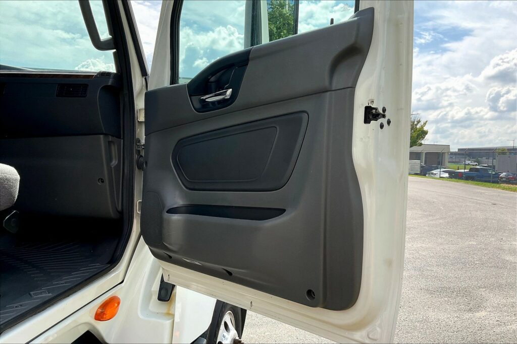 2021 CUM LT625 6×4 Sleeper