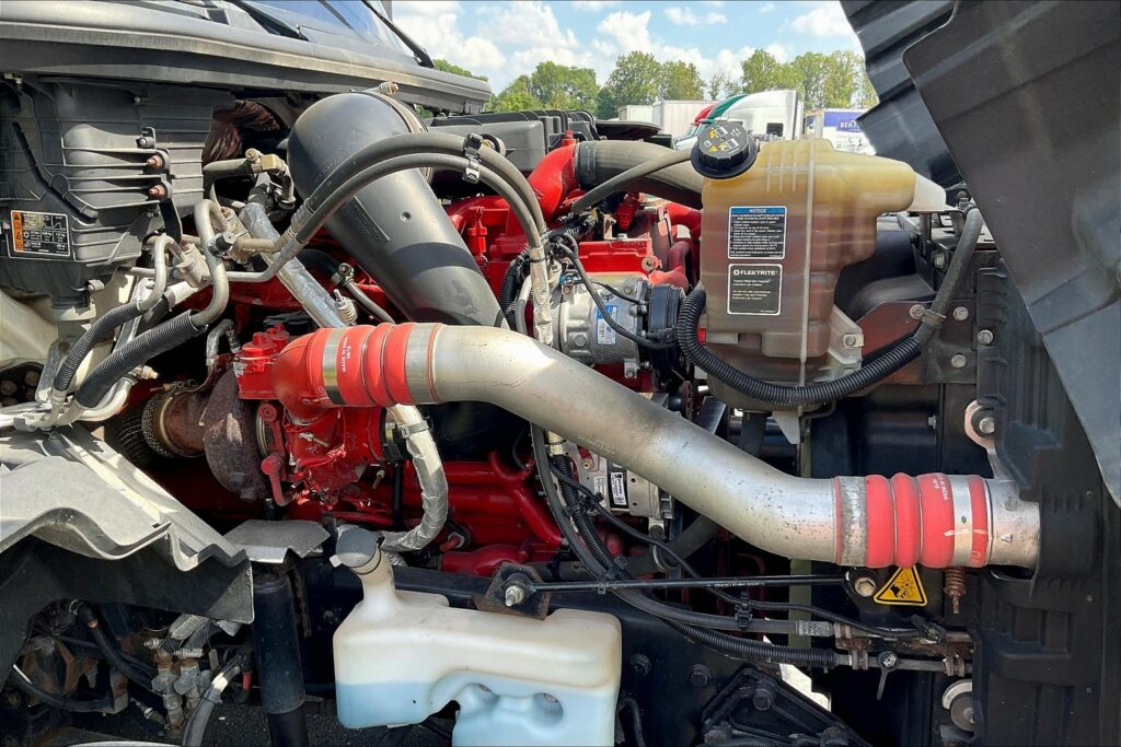 2021 CUM LT625 6×4 Sleeper