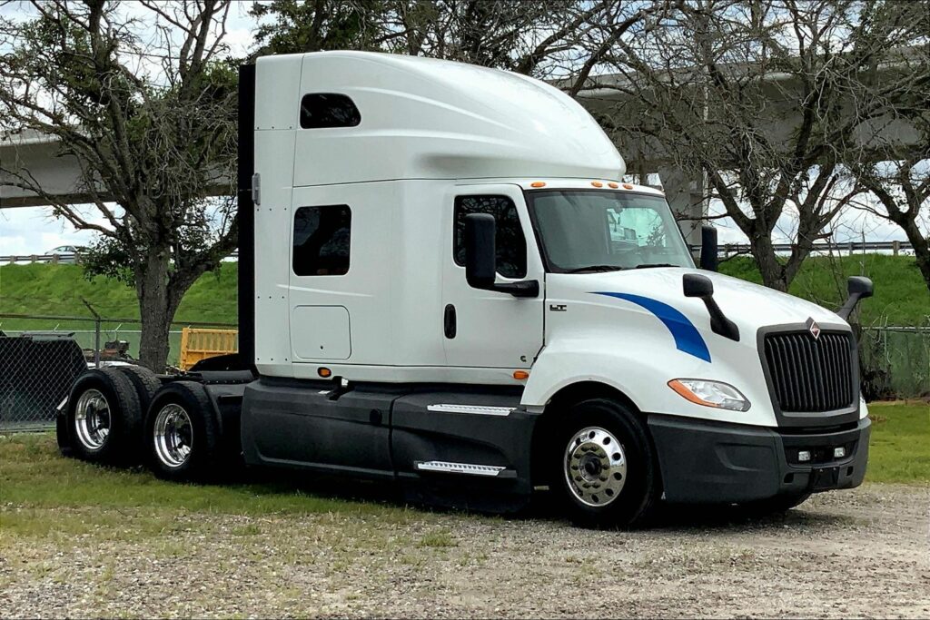 2021 CUM LT625 6×4 Sleeper