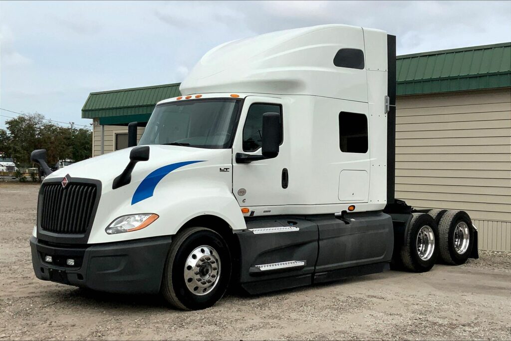 2021 CUM LT625 6×4 Sleeper