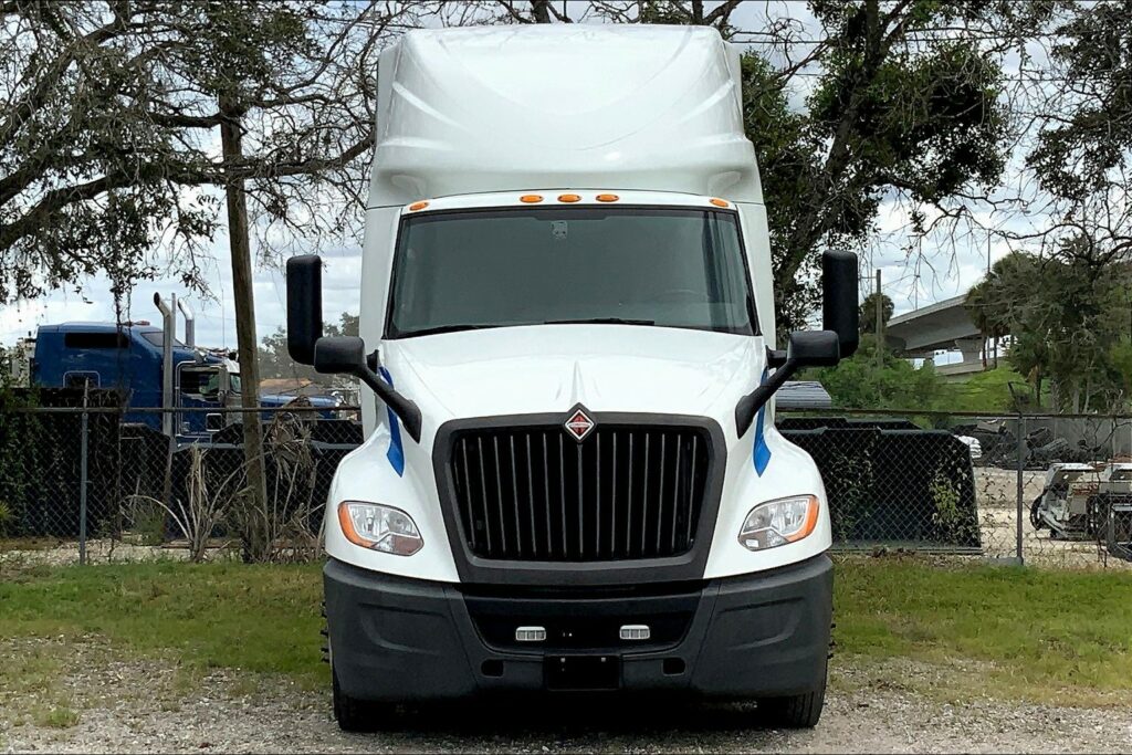 2021 CUM LT625 6×4 Sleeper