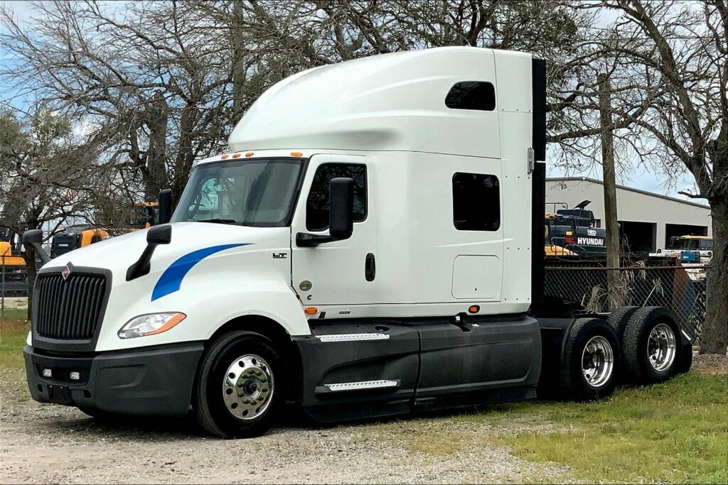 2021 CUM LT625 6×4 Sleeper