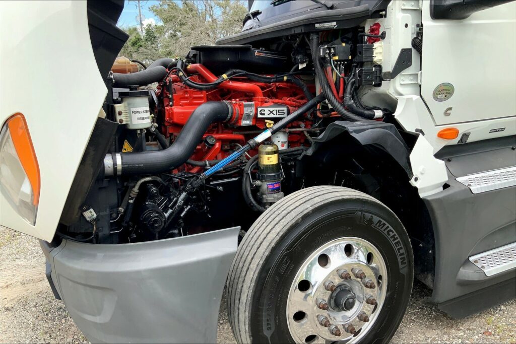 2021 CUM LT625 6×4 Sleeper