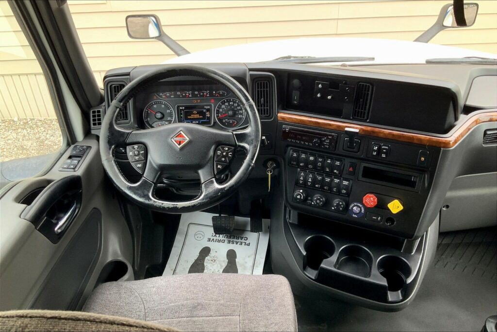 2021 CUM LT625 6×4 Sleeper