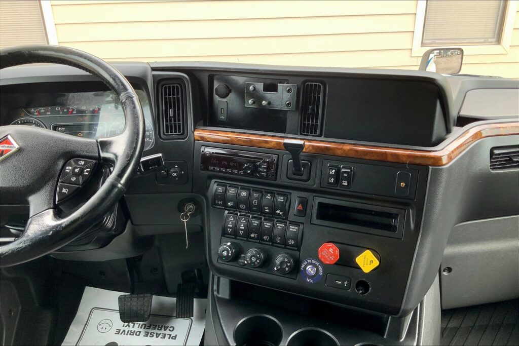 2021 CUM LT625 6×4 Sleeper