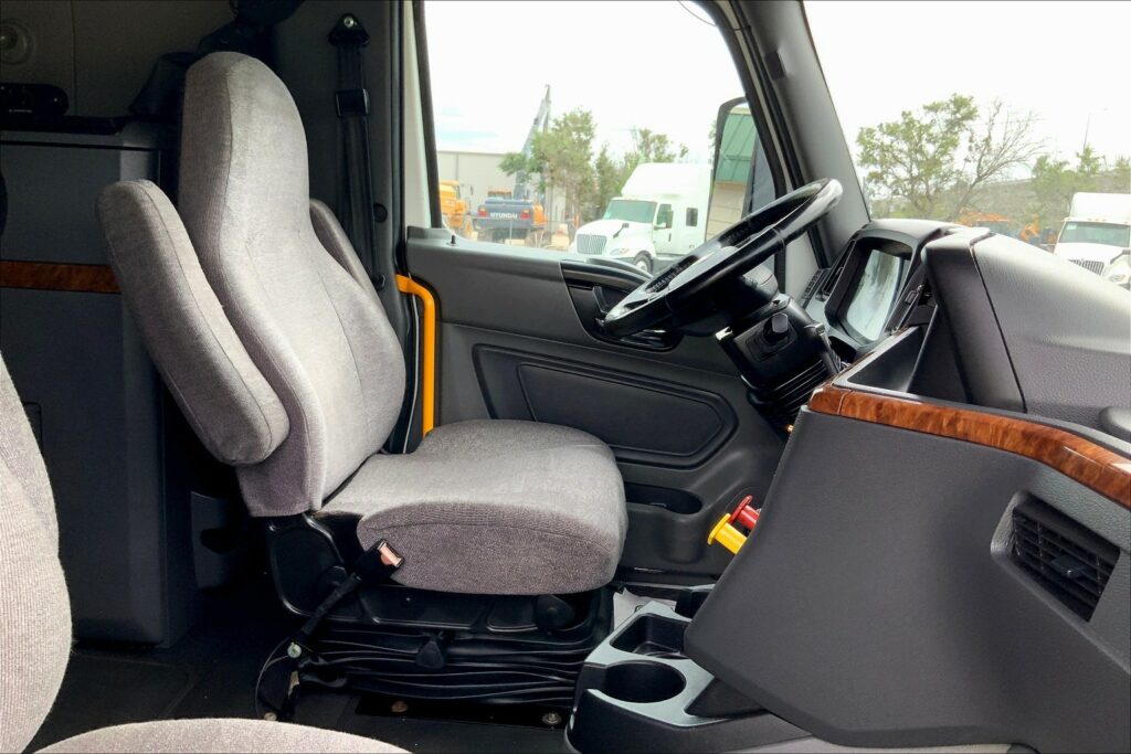 2021 CUM LT625 6×4 Sleeper