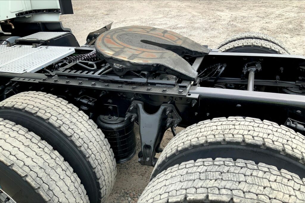 2021 CUM LT625 6×4 Sleeper