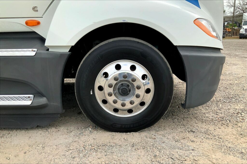 2021 CUM LT625 6×4 Sleeper