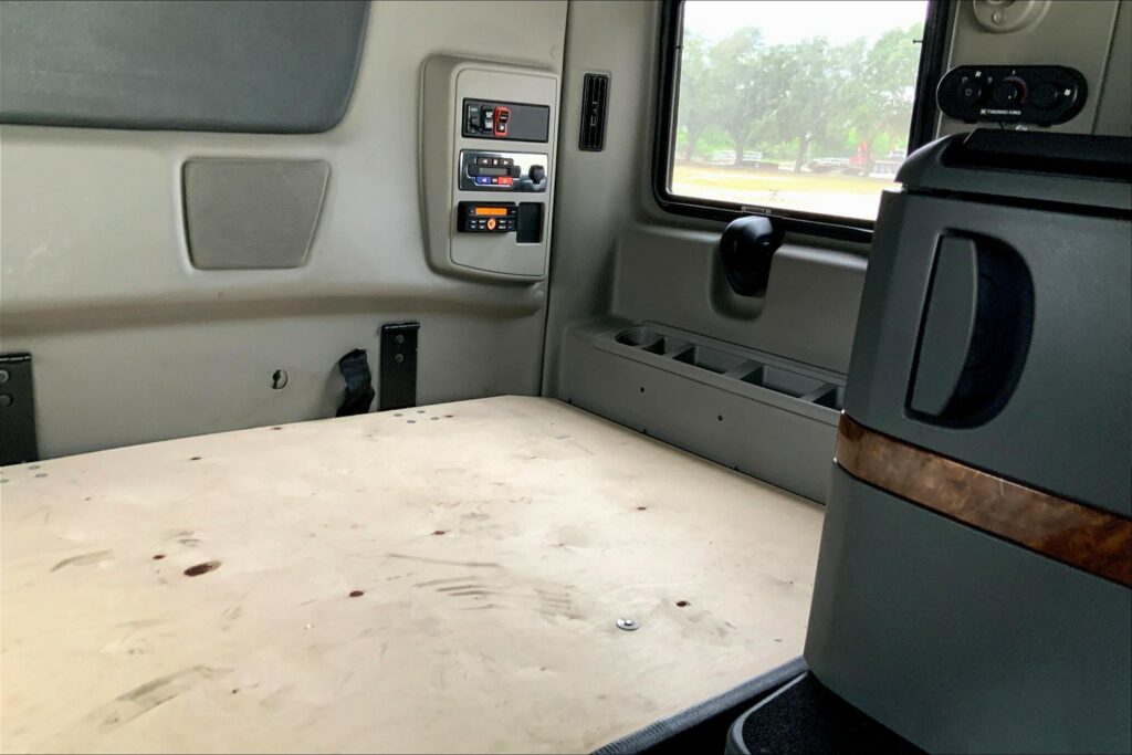 2021 CUM LT625 6×4 Sleeper