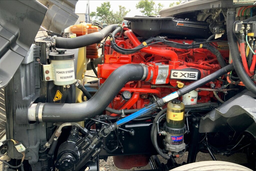 2021 CUM LT625 6×4 Sleeper