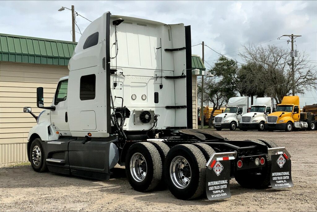 2021 CUM LT625 6×4 Sleeper