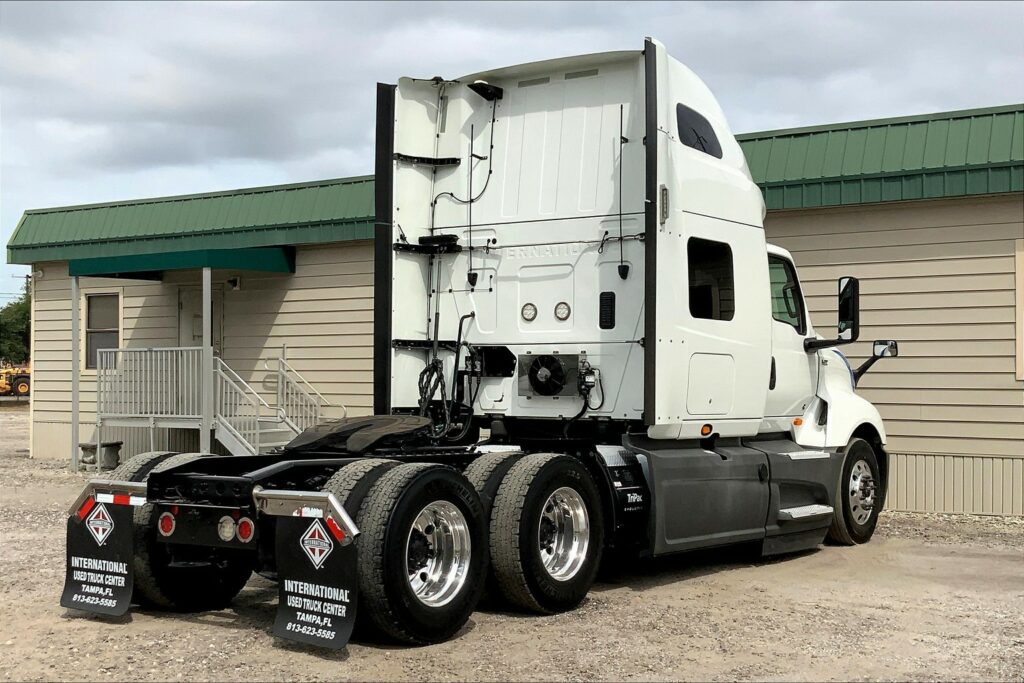 2021 CUM LT625 6×4 Sleeper