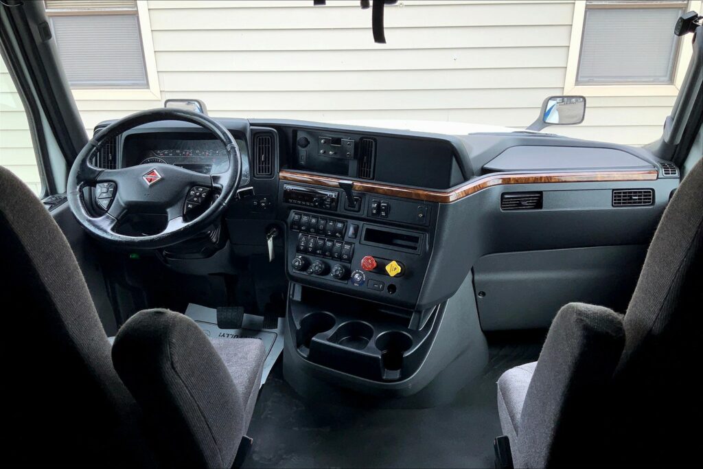 2021 CUM LT625 6×4 Sleeper