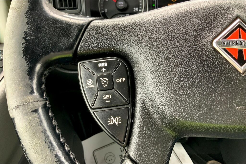 2021 CUM LT625 6×4 Sleeper