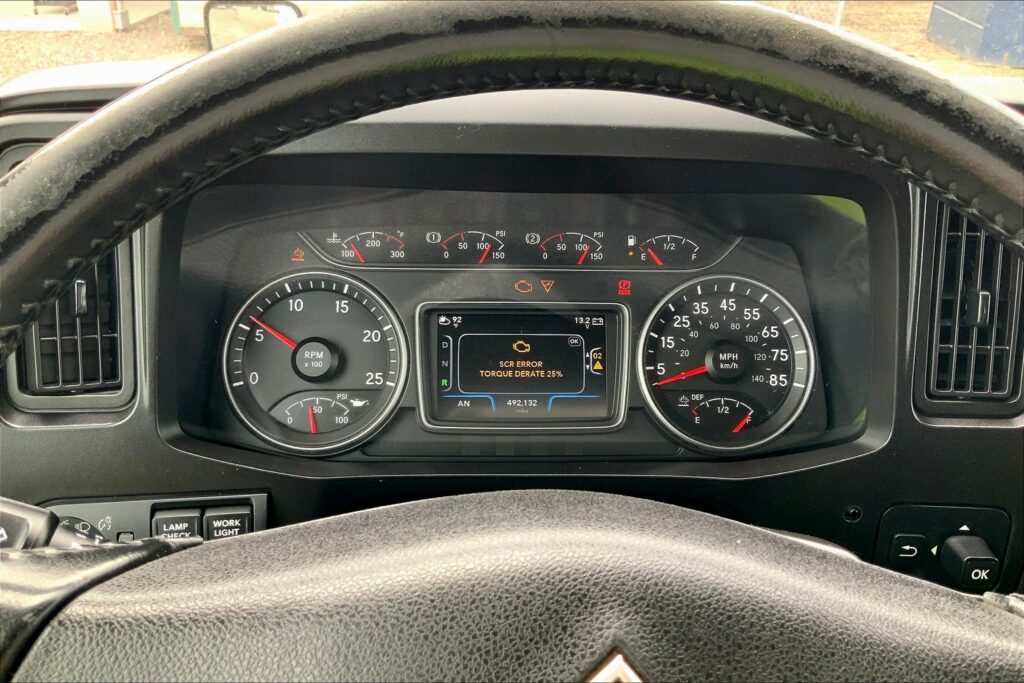 2021 CUM LT625 6×4 Sleeper