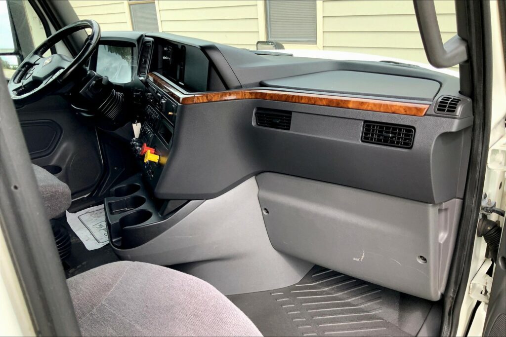 2021 CUM LT625 6×4 Sleeper