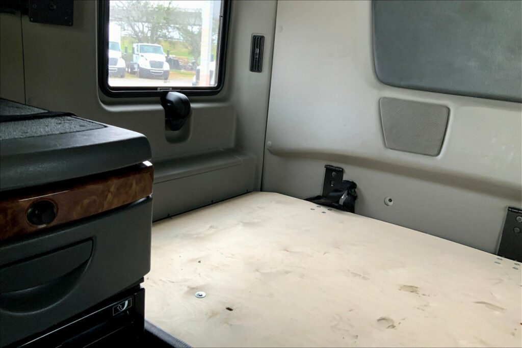 2021 CUM LT625 6×4 Sleeper