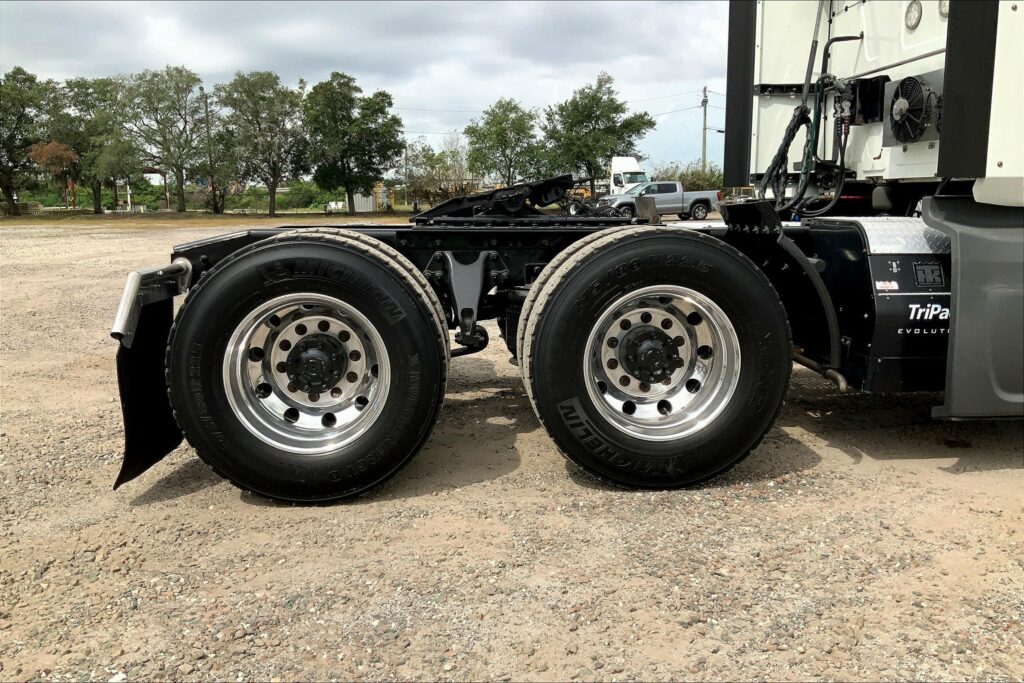 2021 CUM LT625 6×4 Sleeper