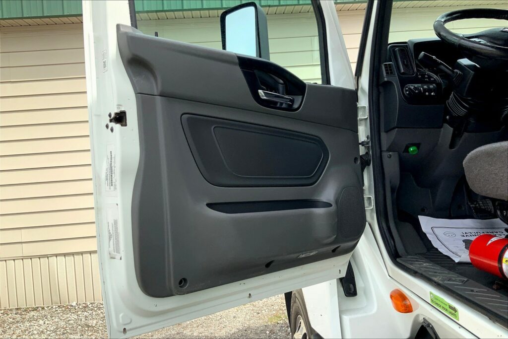 2021 CUM LT625 6×4 Sleeper