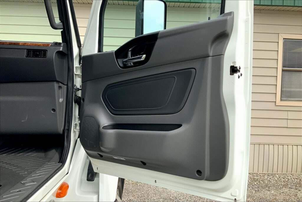 2021 CUM LT625 6×4 Sleeper