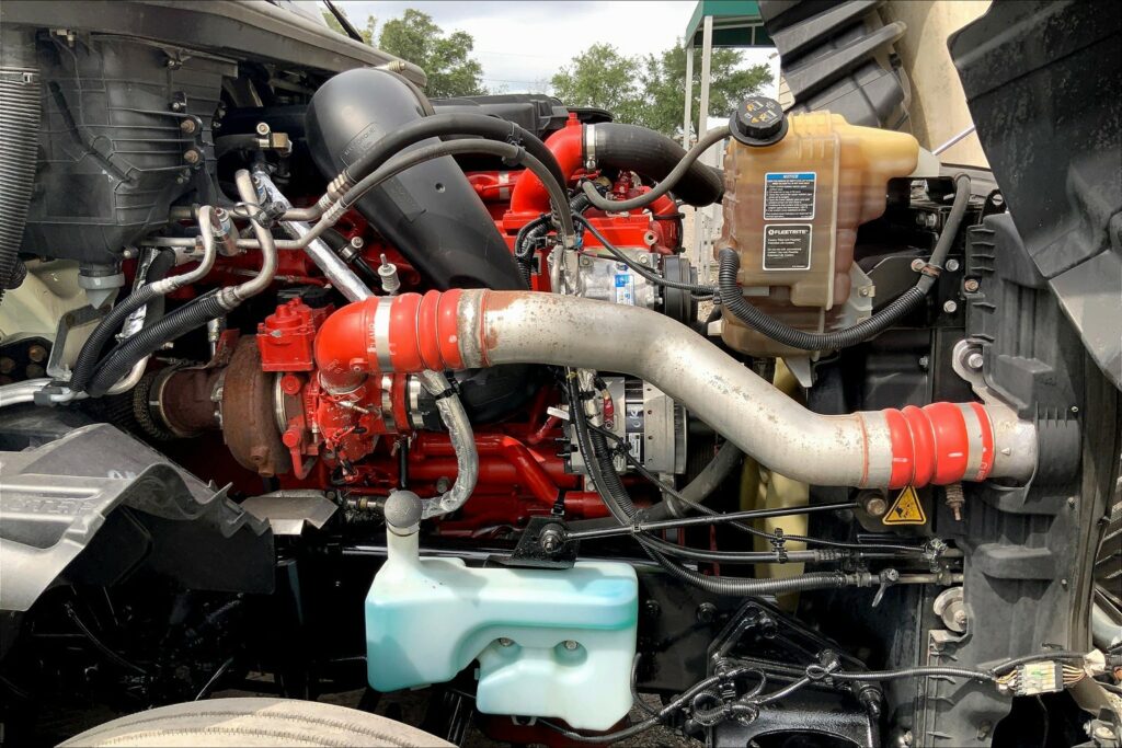 2021 CUM LT625 6×4 Sleeper