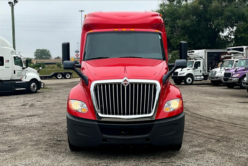 2021 CUM LT625 6×4 Sleeper