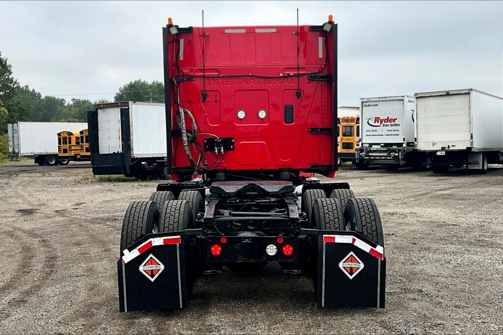 2021 CUM LT625 6×4 Sleeper