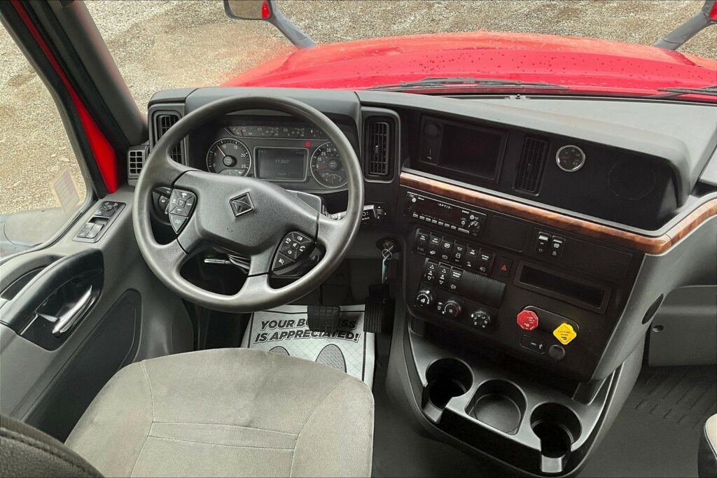 2021 CUM LT625 6×4 Sleeper