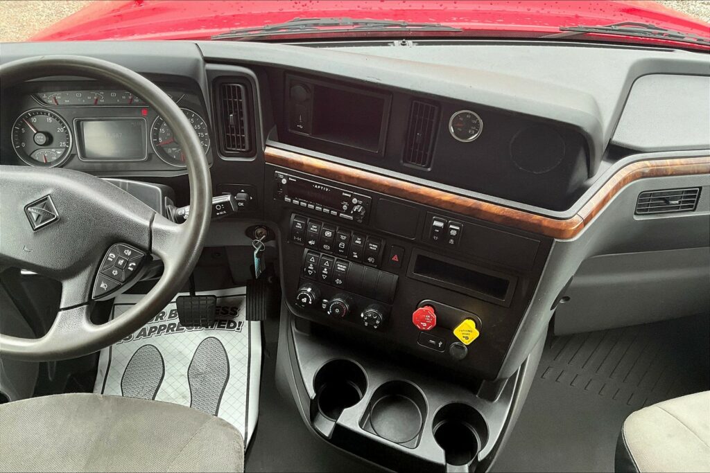 2021 CUM LT625 6×4 Sleeper