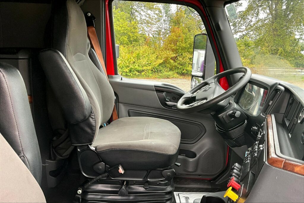 2021 CUM LT625 6×4 Sleeper