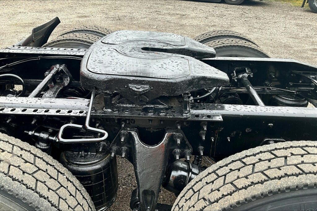 2021 CUM LT625 6×4 Sleeper