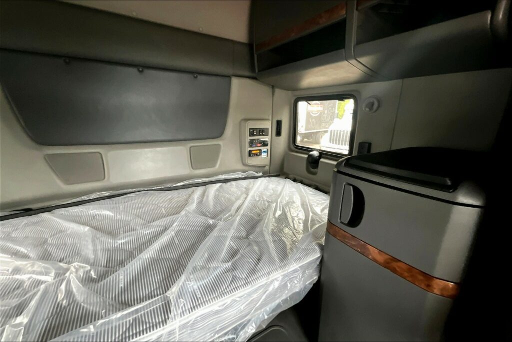 2021 CUM LT625 6×4 Sleeper