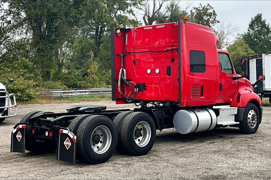 2021 CUM LT625 6×4 Sleeper