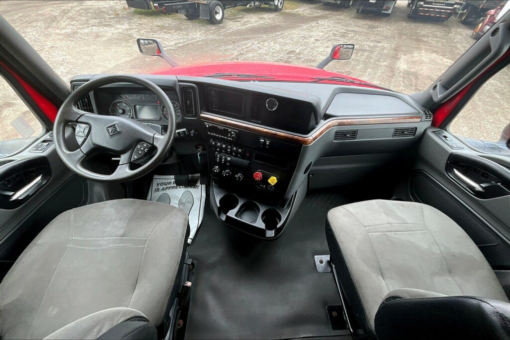 2021 CUM LT625 6×4 Sleeper