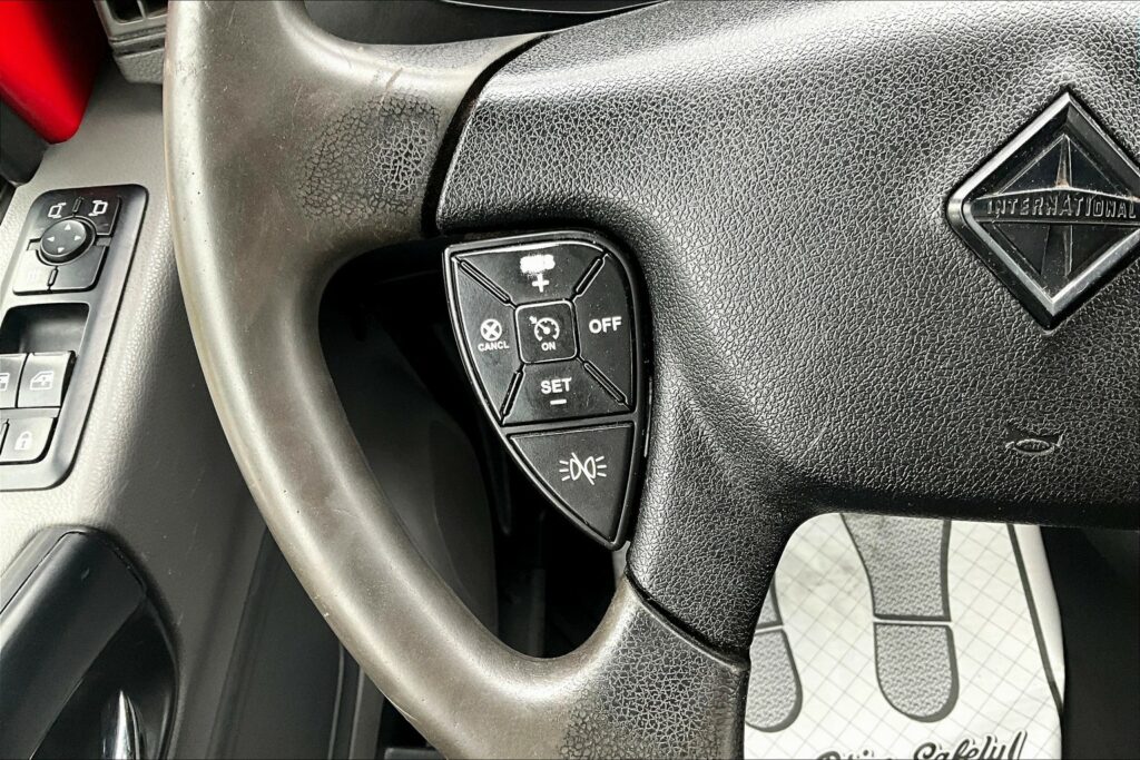 2021 CUM LT625 6×4 Sleeper