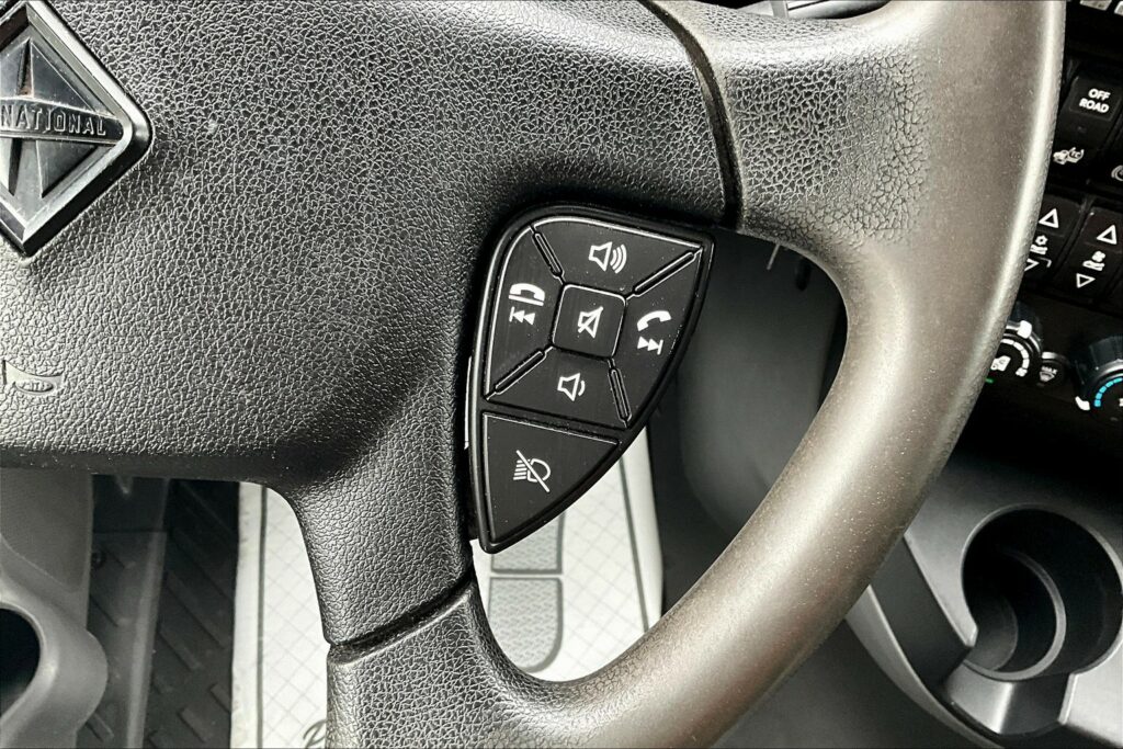 2021 CUM LT625 6×4 Sleeper