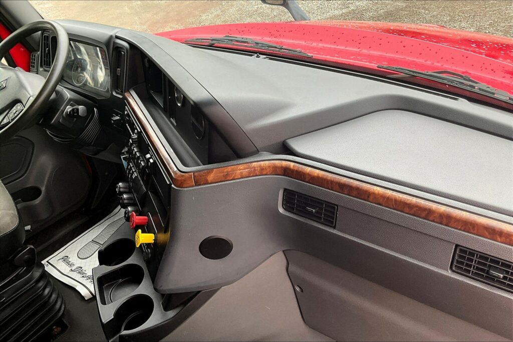 2021 CUM LT625 6×4 Sleeper