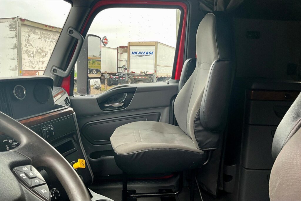 2021 CUM LT625 6×4 Sleeper