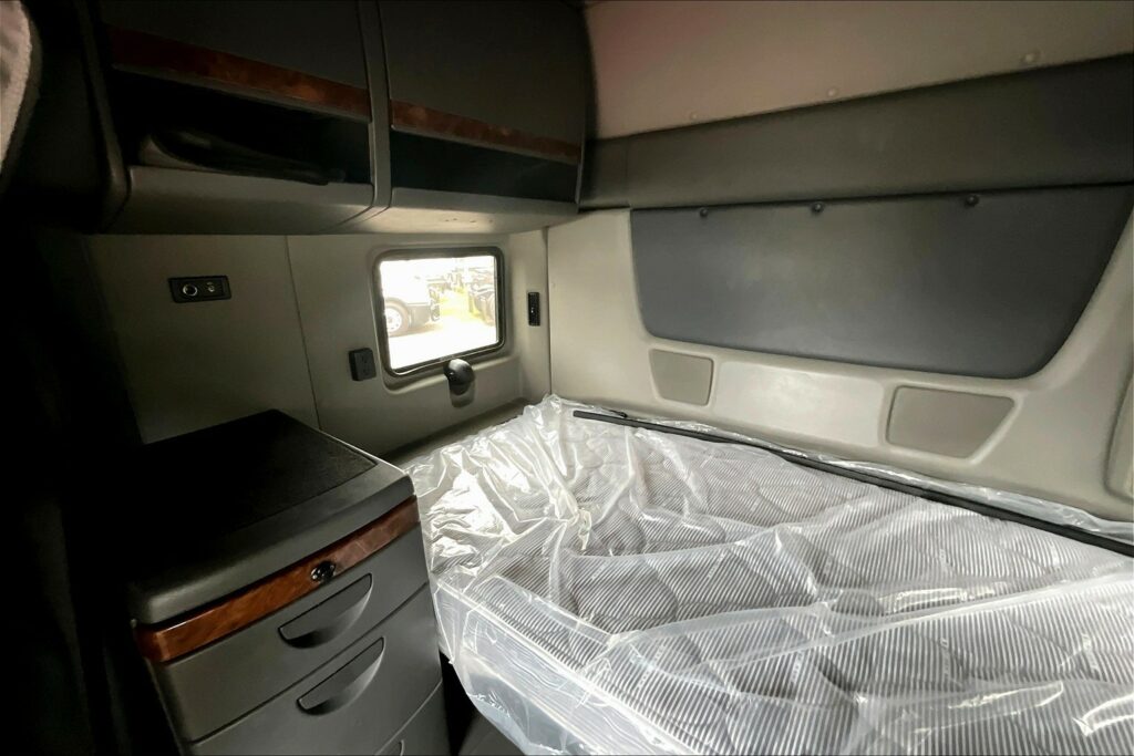 2021 CUM LT625 6×4 Sleeper