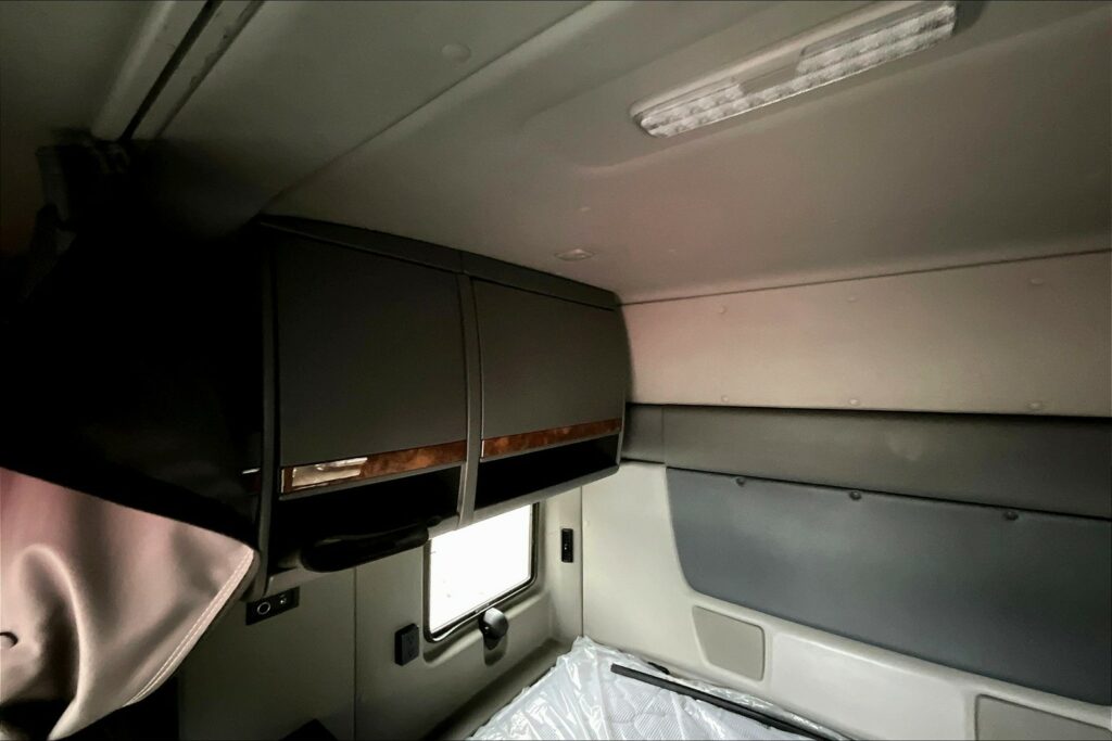 2021 CUM LT625 6×4 Sleeper