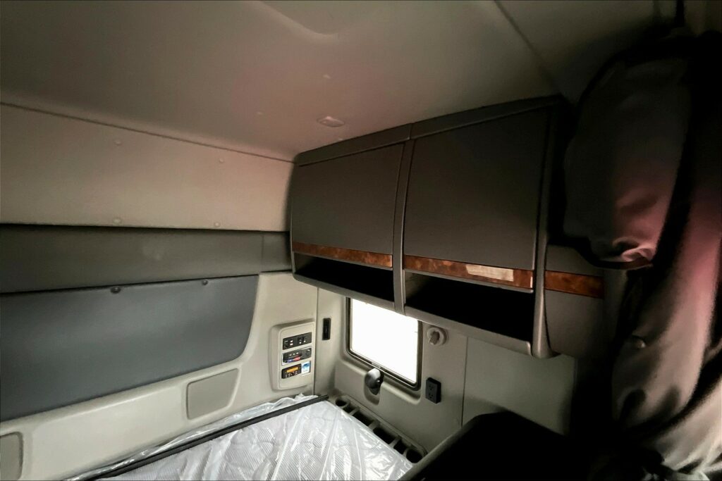 2021 CUM LT625 6×4 Sleeper