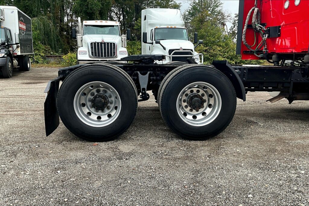 2021 CUM LT625 6×4 Sleeper