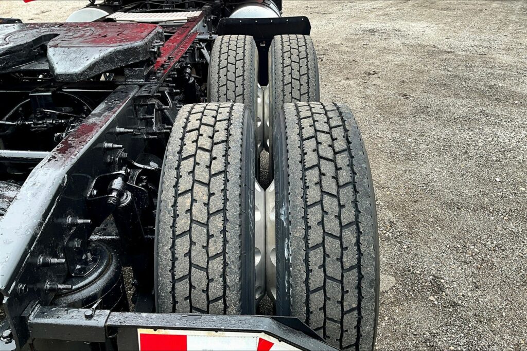 2021 CUM LT625 6×4 Sleeper