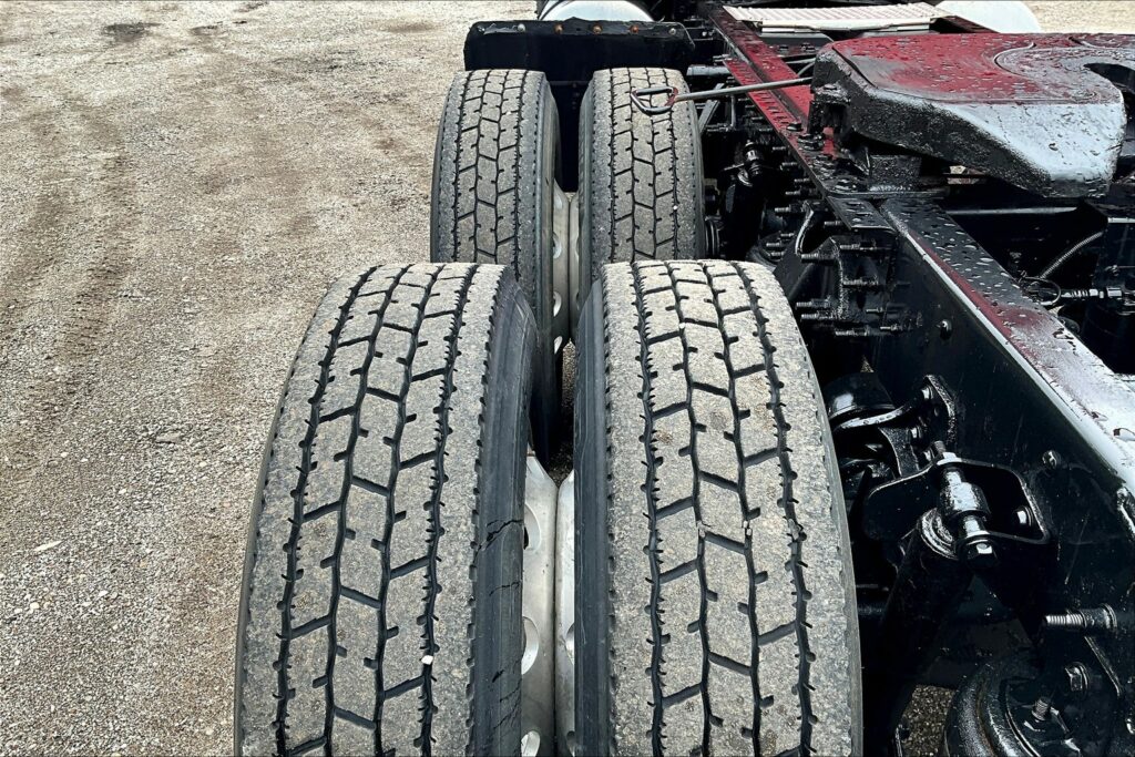 2021 CUM LT625 6×4 Sleeper