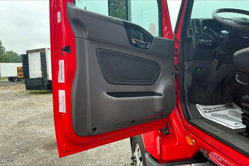 2021 CUM LT625 6×4 Sleeper