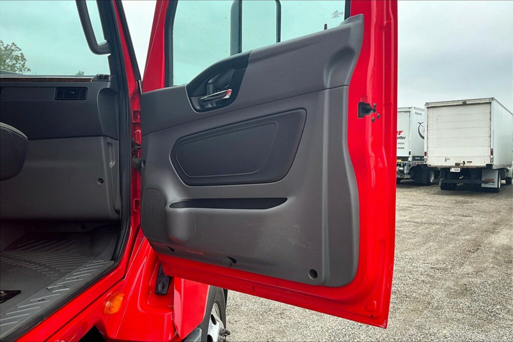 2021 CUM LT625 6×4 Sleeper