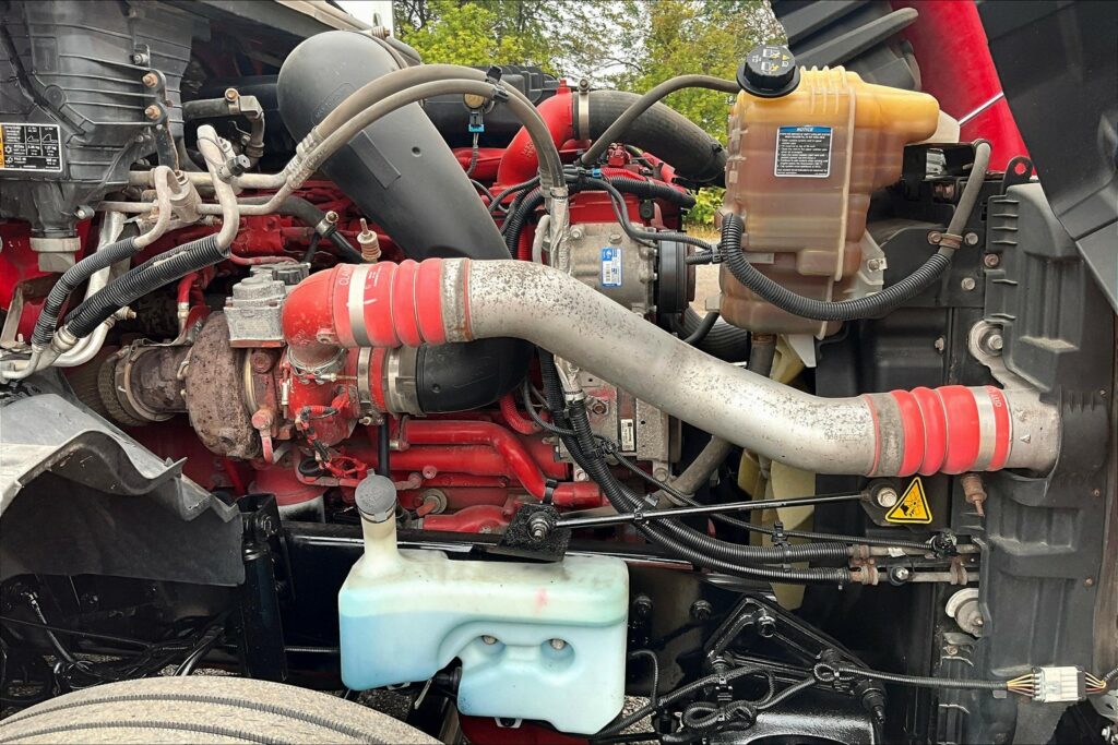 2021 CUM LT625 6×4 Sleeper